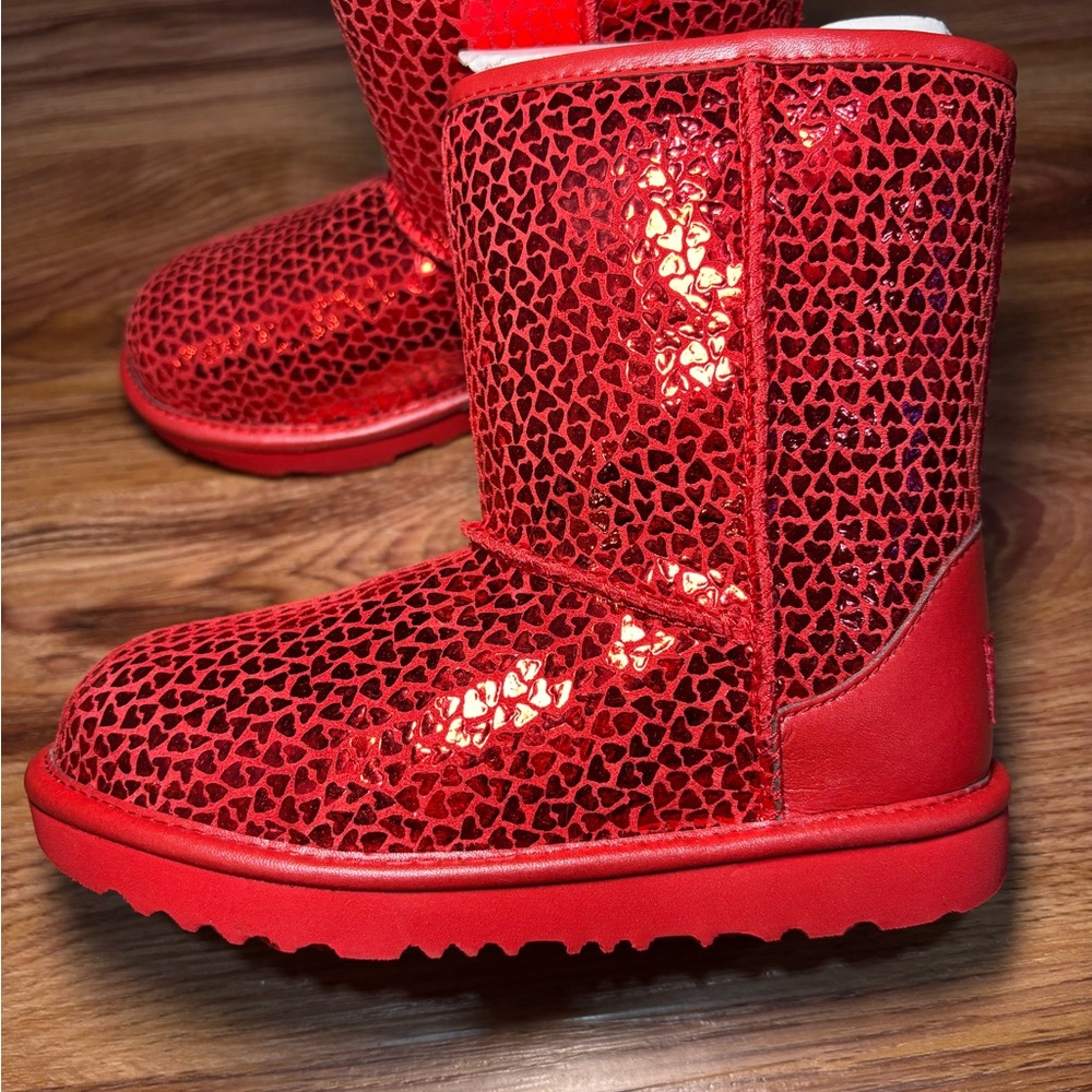 UGG Red Heart-Cutout Classic Short Boots
